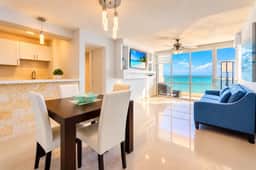 1BR Beachfront Apt with Queen Bed Isla Verde - Image 2