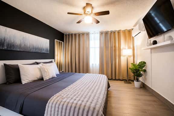 1BR Beachfront Apt with King Bed Isla Verde - Image 1