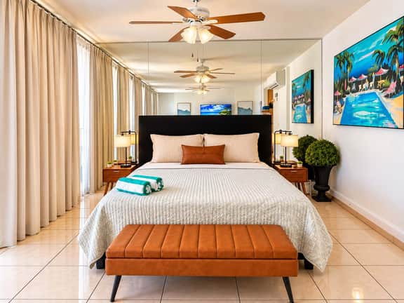 Queen Bed in Coral Beach Apartment Isla Verde - Image 2
